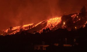 La lava cae por la ladera tras la erupción de un volcán en Cumbre Vieja.