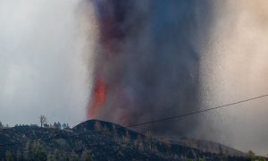 El volcán en erupción.