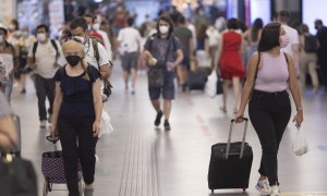 Pasajeros en la estación de AVE de Atocha, durante el primer día de la primera 'Operación Salida' del verano 2021, a 2 de julio de 2021, en Madrid (España)