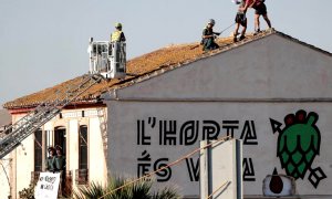 Fotografía de septiembre de 2019 de dos activistas durante una protesta para evitar el derribo de la alquería Forn Barraca.