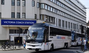 Un vehículo de National Express pasa por la estación de autobuses Victoria, en Londres. JUSTIN TALLIS / AFP