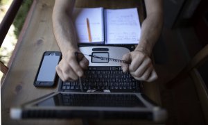 Una persona teletrabajando desde su casa.