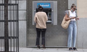 Dos mujeres en un cajero de una sucursal de banco Sabadell. Foto de archivo.