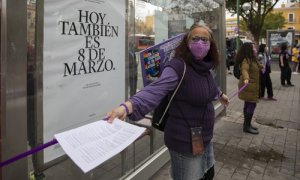 Colectivos feministas rodean el Parlamento andaluz "de forma simbólica" por el 8M, Día de la Mujer. En Sevilla (Andalucía, España), a 08 de marzo de 2021