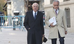 El expresidente del BBVA, Francisco González (izq), a su llegada a la Audiencia Nacional junto a su abogado, para declarar en una comparecencia en  noviembre de 2019. E.P./Eduardo Parra