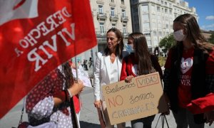 La diputada de Vox, Gador Joya (i), participa en una concentración organizada el colectivo antiabortista provida, contra la proposición de Ley del PSOE que busca criminalizar el hostigamiento que sufren las mujeres que acuden a abortar a las clínicas.