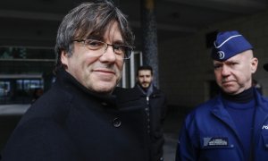 El líder catalán Carles Puigdemont llega para una audiencia en el Palacio de Justicia sobre la orden de arresto emitida en su contra por la UE, en Bélgica, el 3 de febrero de 2020.