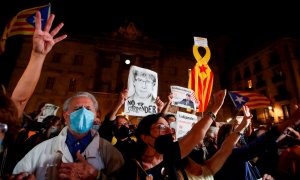 Varias personas sostienen retratos del expresidente de la Generalitat Carles Puigdemont durante las fiestas de la Mercé.