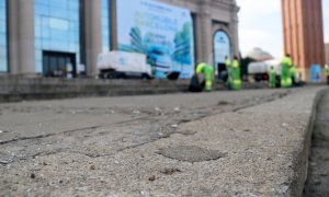 Restes de vidres a l'avinguda Maria Cristina després del macrobotellot de divendres durant les festes de la Mercè.