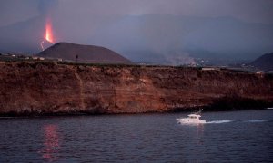 Una embarcación de recreo regresa al atardecer al puerto de Tazacorte, este domingo 26 de septiembre de 2021, ubicado en la costa por donde se prevé llegue la lava del volcán de Cumbre Vieja.