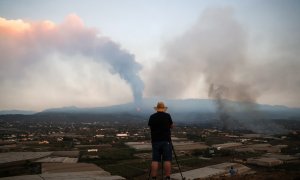 Un hombre observa la nube de cenizas del Cumbre Vieja, en La Palma.