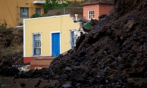 La colada de lava generada por el volcán arrasa una casa.