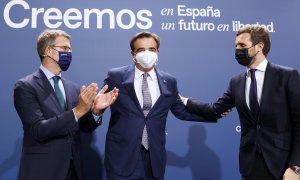 El presidente del Partido Popular, Pablo Casado (d) junto al vicepresidente de la Comisión Europea, Margaritis Schinas (c,) y el presidente de al Xunta, Alberto Núñez Feijóo (i) antes de su participación en la Convención Nacional del Partido Popular en Sa