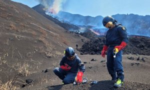 Investigadores del Instituto Geológico y Minero de España tomando muestras de escoria, lava y temperatura (superior a 800 °C en ese momento) sobre la parte superior de la colada norte.