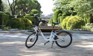 Una bicicleta de BiciMad en el Parque de El Retiro de Madrid.