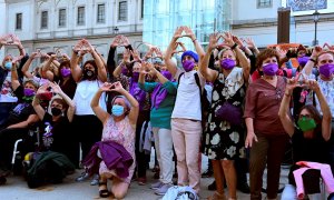 Un momento de la concentración 'Día de Acción Global por el Aborto Legal, Seguro y Accesible', este martes en la Plaza del Museo Nacional Reina Sofía de Madrid.