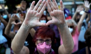 Participantes en la concentración convocada por la Comisión 8M de Madrid, en la que se pide un acceso al aborto “libre, gratuito y para todas”. REUTERS/Susana Vera