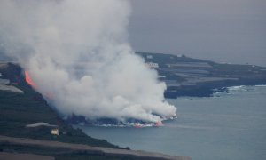 Las columnas de humo blanco formadas por el choque de la lava con el mar, esta mañana del 29 de septiembre de 2021.