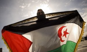 Hombre con la bandera del Sahara Occidental