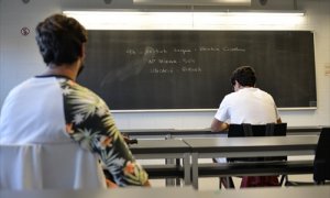 Dos estudiantes esperan antes de realizar un examen de selectividad de Lengua Castellana en el Campus Montilivi de la Universidad de Girona.