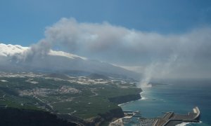 La colada del volcán de La Palma, que llegó al mar la pasada noche, ha formado un pequeño delta de lava.