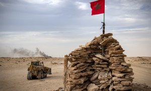 Imagen de archivo del 23 de noviembre de 2020 de una excavadora y una bandera de Marruecos en la carretera ubicada en El Guerguerat, frontera del Sáhara Occidental.