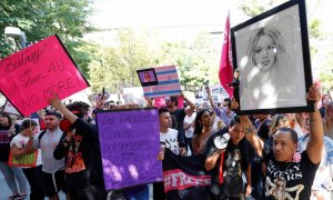 Los fans de Britney Spears sostienen carteles y un dibujo de la cantante a las afueras de la corta donde se ha decidido poner fin a la tutela de su padre en Los Ángeles este 30 de septiembre de 2021.