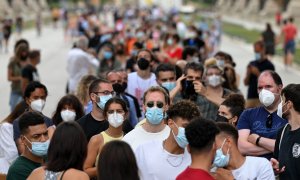 Personas esperando la cola para vacunarse en Barcelona, el 7 de julio de 2021.