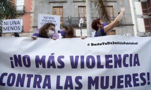 Foto de archivo. Varias personas con una pancarta en la que se lee: `No más violencia contra las mujeres´.