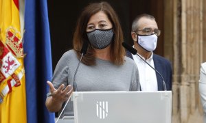 La presidenta del Gobierno balear, Francina Armengol (i), y el vicepresidente regional y conseller de Transición Energética, Sectores Productivos y Memoria Democrática, Juan Pedro Yllanes, durante una rueda de prensa, el 2 de junio de 2021, en Palma, Isla