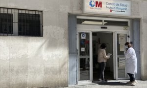 Una mujer conversa con una trabajadora sanitaria en la puerta del Centro de Salud Núñez Morgado perteneciente a la zona básica de salud de Núñez Morgado, en el distrito de Chamartín, en Madrid (España), a 22 de marzo de 2021.