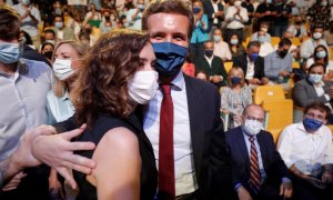 La presidenta de la Comunidad de Madrid, Isabel Díaz Ayuso (i), y el líder del Partido Popular, Pablo Casado, durante la convención nacional del Partido Popular (PP) este sábado en Valencia