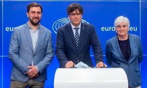 El expresident de la Generalitat, Carles Puigdemont (c) ofrece una rueda de prensa junto a los exconsellers Antoni Comín (i) y Clara Ponsatí (d) en Bruselas (Bélgica) en una imagen de archivo del 3 de junio de 2021.