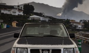 Un coche cubierto de ceniza tras la lluvia de ceniza, en Los Llanos de Aridane, a 1 de octubre de 2021, en Los Llanos de Aridane, La Palma.