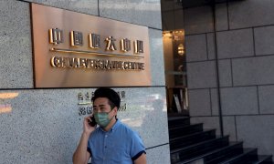 Un hombre hablando por su móvil pasa por delante del edificio China Evergrande Centre, en Hong Kong. EFE/EPA/JEROME FAVRE