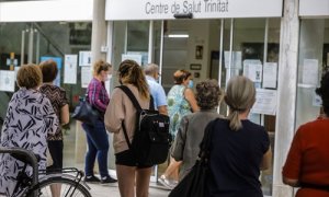 Un grupo de personas a las puertas de los centros de salud valencianos durante el primer día en el que cuentan con el 100% de la presencialidad en sus instalaciones, a 4 de octubre de 2021, en Valencia, Comunidad Valenciana.