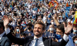 El presidente del PP, Pablo Casado, saluda a los militantes a su llegada a la Plaza de Toros de Valencia en el fin de la Convención Nacional celebrado el domingo.