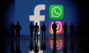 Pequeñas figuras de juguete frente a los logotipos de Facebook, Whatsapp e Instagram en una ilustración tomada el 4 de octubre de 2021.