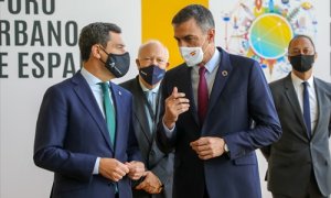 El presidente del Gobierno, Pedro Sánchez (d), conversa a la llegada al Palacio de Congreso con el presidente de la Junta, Juanma Moren (i), antes de la inauguración oficial del I Foro Urbano de España y el III Foro de Gobiernos Locales.