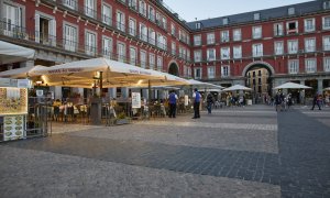 Varias personas en una terraza del centro de Madrid.