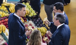 El presidente del Gobierno, Pedro Sánchez (1i), junto al presidente de la Junta, Juanma Moreno (1d); la ministra de Transportes, Movilidad y Agenda Urbana, Raquel Sánchez y el alcalde de Sevilla, Juan Espadas (c), se paran en un stand de Mercasevilla, par