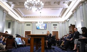 La exempleada de Facebook Frances Haugen, durante su comparecencia en la Comisión de Comercio, Ciencia y Transportes del Senado de EEUU, en la que denunció las prácticas de la red social. Matt McClain/Pool via REUTERS