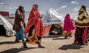 Varias mujeres caminan en un campo de refugiados de personas desplazadas por las inundaciones de Beledweyne, en Somalia, en diciembre de 2019.