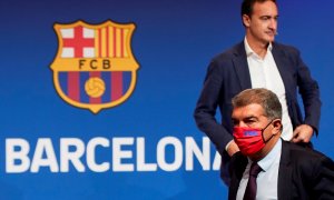 El president del Barça, Joan Laporta, en primer pla, amb el director general, Ferran Reverter, al fons, en la presentació dels resultats de la 'due dillegence'.