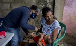 Bebe siendo vacunado de malaria.