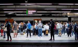 Varios usuarios de Renfe en uno de los andenes de la Estación de Sants de Barcelona, durantela huelga de maquinistas. EFE/ Marta Pérez