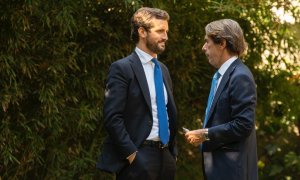 El presidente del PP, Pablo Casado, junto al expresidente del Gobierno, José María Aznar, en un acto celebrado en Sevilla con motivo de la Convención Nacional del partido.