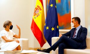 El presidente del Gobierno, Pedro Sánchez, y la vicepresidenta segunda del Gobierno y ministra de Trabajo y Economía Social, Yolanda Díaz, durante la reunión que han mantenido este jueves, momentos antes del inicio de la reunión del Consejo de Ministros e