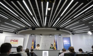 La ministra de Hacienda y Función Pública, Maria Jesús Montero (i) y la ministra Portavoz, Isabel Rodríguez (d), comparecen en rueda de prensa tras el Consejo de Ministros extraordinario , en el que se ha aprobado el anteproyecto de Ley de Presupuestos Ge