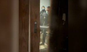 Los policías intentando entrar en la vivienda madrileña.